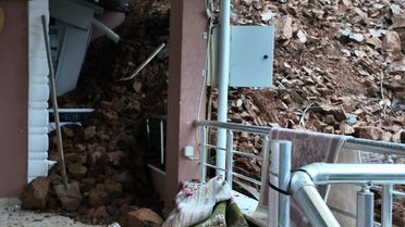 Beykoz'da toprak kayması: Tek katlı ev ve otomobil hasar gördü