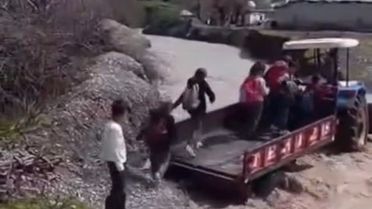 Öğrenciler Traktörle Dereyi Geçti