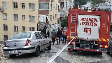 Üsküdar'da yol çöktü, otomobil çukura düştü