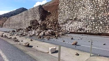 Kahta'da İstinat Duvarı Yıkıldı