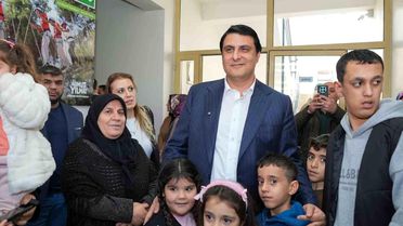Yılmaz'dan kadın ve çocuklara anlamlı ziyaret