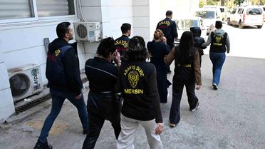 Mersin'de Hırsızlar Minibüste Yakalandı