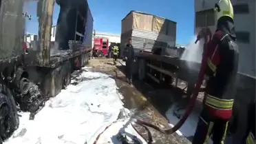 Mersin'de yangın, tırlar hurdaya döndü