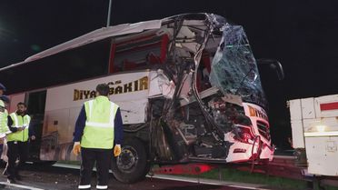 Çekmeköy'de Otobüs TIR'a Çarptı: 10 Yaralı