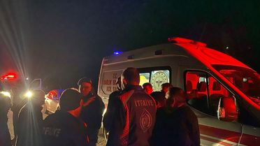 Şuhut'ta Hafif Ticari Araç Çayda Mahsur Kaldı