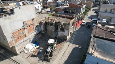 Mersin'de Metruk Binalar Yıkıldı