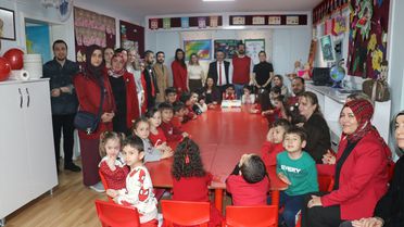 Amasya'da anaokulu öğrencileri özel öğrencilerle balon uçurup pasta kesti