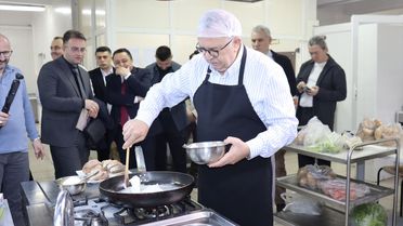Rektörden Öğrencilere Mutfak Eğitimi