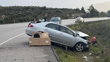 Manavgat'ta Tır-Otomobil Çarpışması: 2 Yaralı