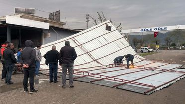 Aydın'da Fırtına Çatıyı Uçurdu