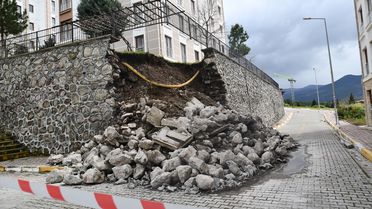 Sındırgı'da İstinat Duvarı Çöktü