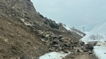 Başkale'de Heyelan Mahalle Yolunu Kapattı