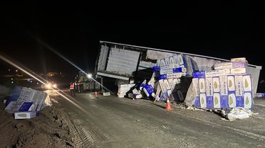 Çorum’da Tır Devrildi, Yol Kapandı