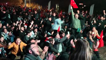 Dev ekrandaki bitiş düdüğüyle Antalya'da bayram havası esti