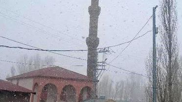Diyadin'de Nisan Ayında Kar Yağışı