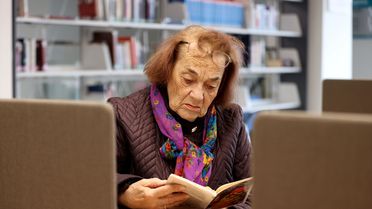 82 Yaşında Kitap Aşığı Öğretmen