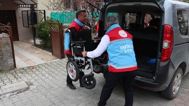 Öğrenciler Engellilere Ücretsiz Araç Tamiri Yapıyor