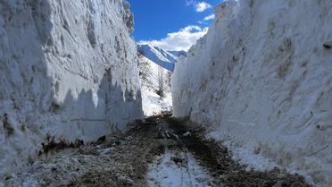 Yüksekova'da Köy Yolu Açma Çalışmaları Devam Ediyor