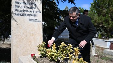 İçişleri Bakanı Çiftçi, Neşet Ertaş'ın kabrini ziyaret etti