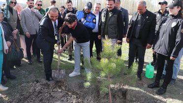 Vali Taşolar, Öğrenciyle Fidan Dikti