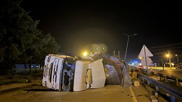 Eğirdir'de Saman Yüklü Tır Devrildi