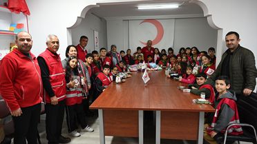 Kadirli ilçesinde öğrenciler kırsalda okuyan akranları için atkı ördü