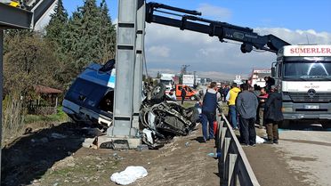 Kahramankazan'da özel halk otobüsü üst geçidin ayağına çarptı, 5 kişi öldü, 14 kişi yaralandı