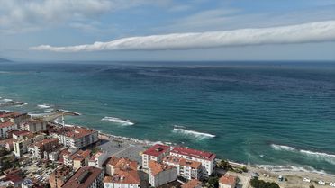 Karadeniz'de nadir görülen rulo bulut oluştu