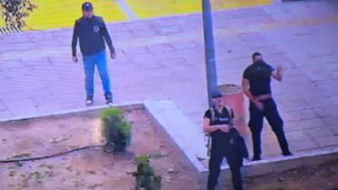 Kıbrıs'ta Rum tarafından çirkin saldırı: Türk sivillere taş ve patlayıcı madde atıldı