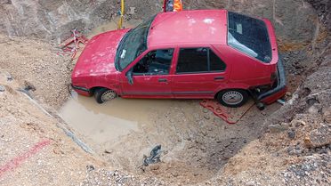 Kozan'da Çukura Düşen Araçta Sürücü Yaralandı