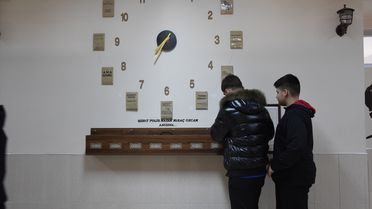 Lise öğrencileri harçlıklarıyla okuldaki arkadaşlarına burs veriyor