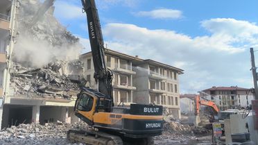 Doğanşehir'de Depremzedelere Ait Binalar Yıkılıyor