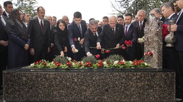 Bahçeli, Alparslan Türkeş'in kabrinde: Fotoğraf karesindeki detay dikkat çekti