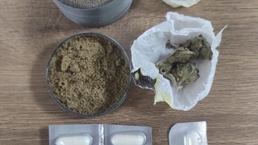 Reyhanlı'da Ruhsatsız Tabanca ve Uyuşturucu Ele Geçirildi