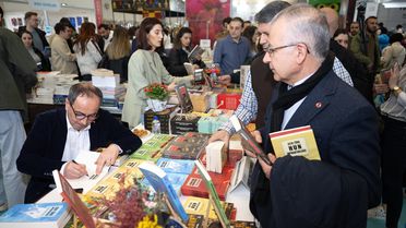 Hacıfazlıoğlu, Kitap Fuarı'nda Okurlarla Buluştu