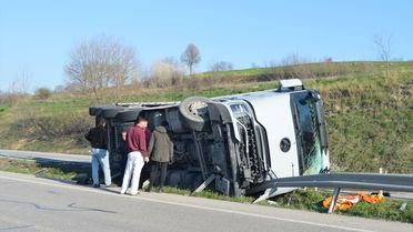 Havza'da Tır Devrildi, Sürücü Yaralandı