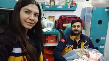 Ambulans Doğum: Hamile Kadın Yolda Bebeğini Doğurdu