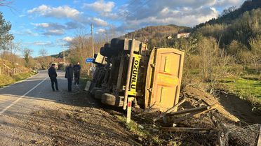 Türkeli'de Tır Devrildi: 1 Yaralı