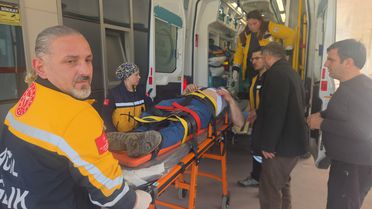 Tamir için çıktığı 3 katlı binanın çatısından düşüp ağır yaralandı