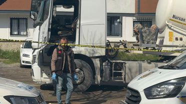 TIR'ın altına saklanarak pusu kuran kasklı katil ağabeyi çıktı