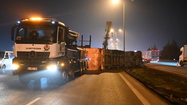 Tuzla'da Tır Devrildi