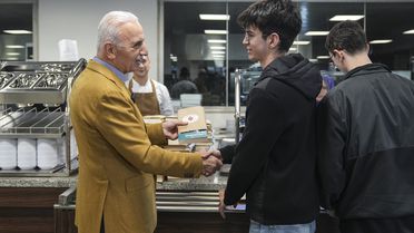 Ümraniye'de Kitapla Tatlı İkramı