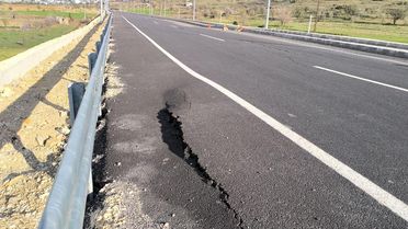 Batman-Gercüş yolunda derin çatlaklar yaşandı