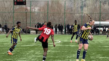 Gergin Maçta Teknik Direktör Yaralandı