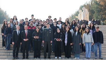 Yürüyen Köşk'ün simgesi çınardan klonlama yöntemiyle elde edilen fide, Anıtkabir'de toprakla buluştu