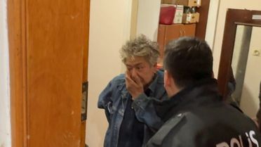 Kapı Kırıldı, Yorgun Kadın Uyandı