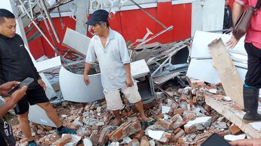 Endonezya açıklarında 7.4 büyüklüğündeki depremin görüntüleri ortaya çıktı