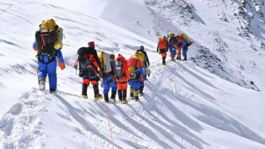 Everest'te dev vurgun! Önce karbonatla hasta ettiler, sonra kurtardılar
