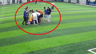 Halı sahada kahreden son! Kamera her şeyi kaydetti