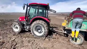 Kars'ta Traktörler Çamura Saplandı